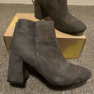 A Rider Girl dark grey suede booties